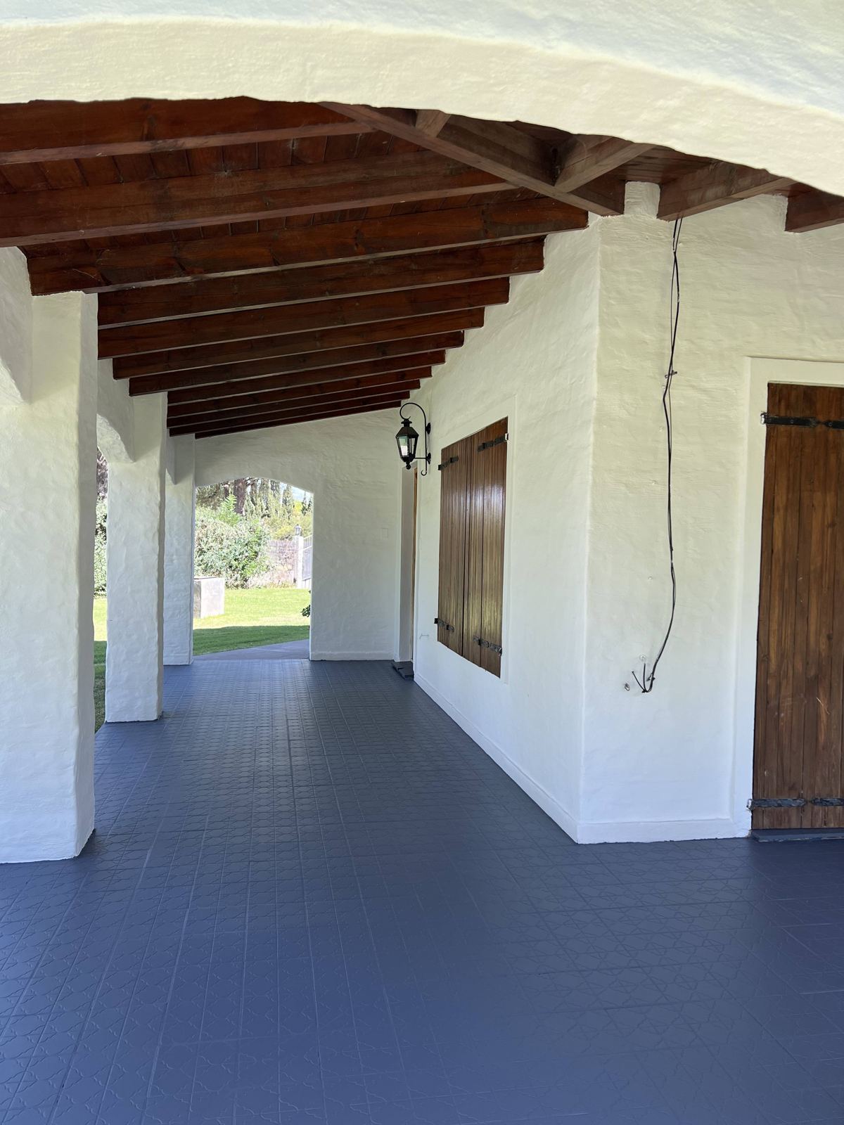 Galería semicubierta de arcos blancos